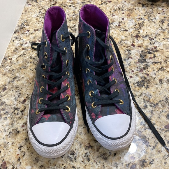 Women’s size 6 purple converse - Picture 4 of 5